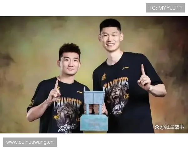 孙铭徽训练完直接拎两袋蛋白粉回家，这自律谁顶得住