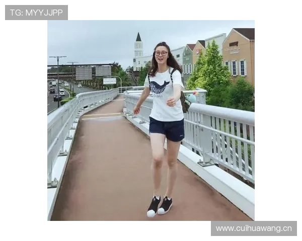 惠若琪一张家居照，运动短裤配名贵窗帘，那反差比瓜还带劲